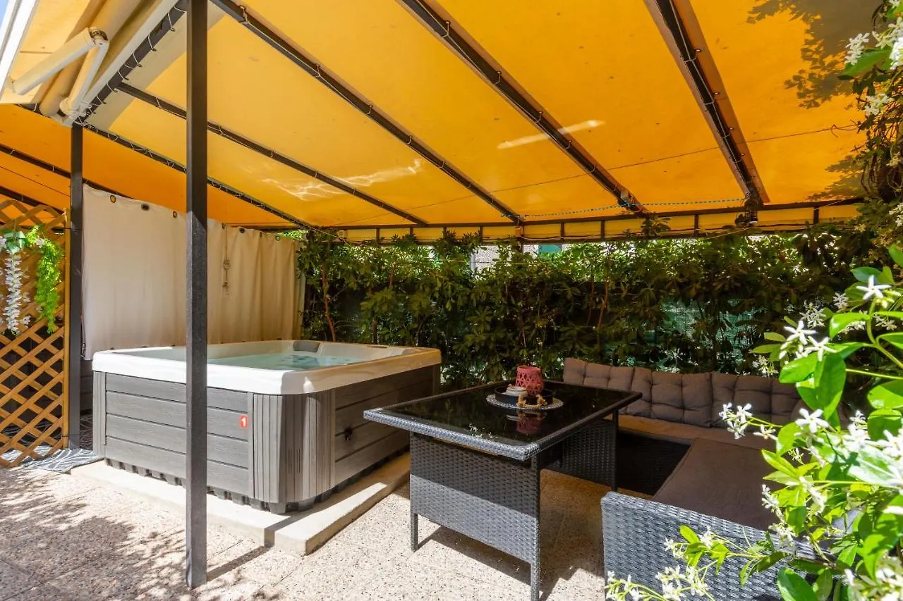 Apartments Johnny Split Croatia With Hot Tub